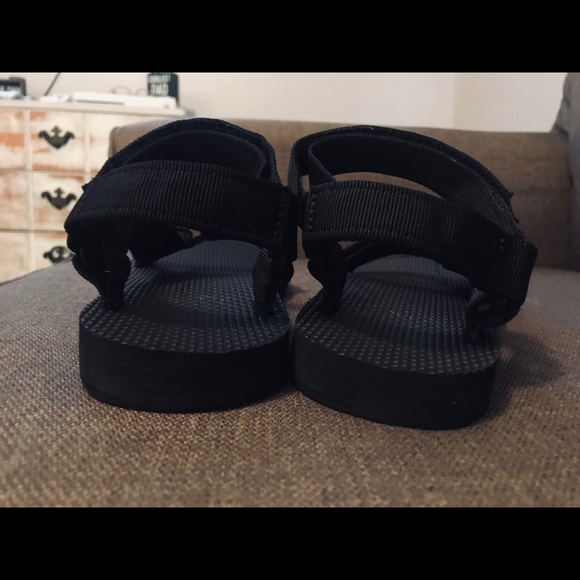 Women’s black size 9 Teva Sandals (SOLD) - Picture 4 of 5